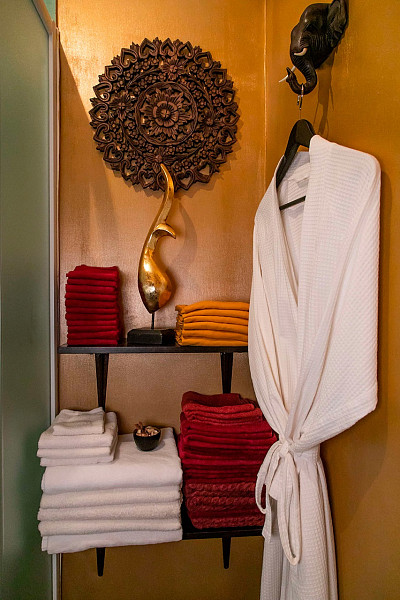 Каждому гостю — пушистые полотенца, бикини, шапочки, халаты, махровые тапочки и другие аксессуары
