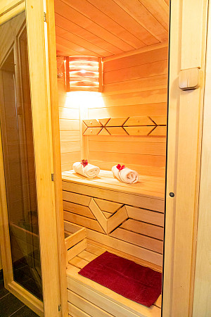 Просторная финская сауна в салонах Азия СПА и Релакс Золотое Солнце