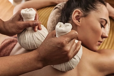 Массаж тайскими травяными мешочками